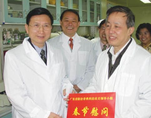 原廣東省常務(wù)副省長鐘陽勝慰問獸病研究室科研人員